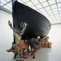 Christiane Möbus, "Auf dem Rücken der Tiere", 1990/94. Holzboot, 16teilig, 12 Ganztierpräparate, Sammlung Museum Wiesbaden