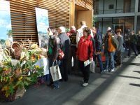 Besucher drängen sich am Stand der Bauernhofferien