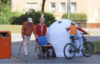 Margrit & Irmgard", umhäkelter Glascontainer mit integriertem Lautsprecher. Soundinstallation B