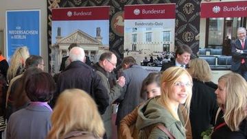 Besucher am Stand von Landesvertretung und Bundesrat