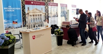 Aufbauarbeiten am Stand