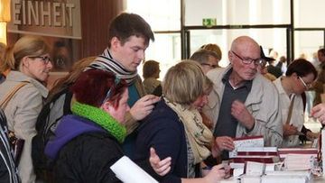 Besucher am Stand des Bundesrates