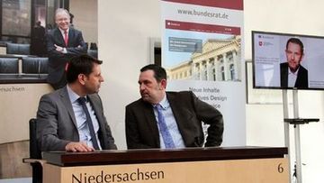 Wirtschaftsminister Olaf Lies, li, und Staatssekretär Rüter, re