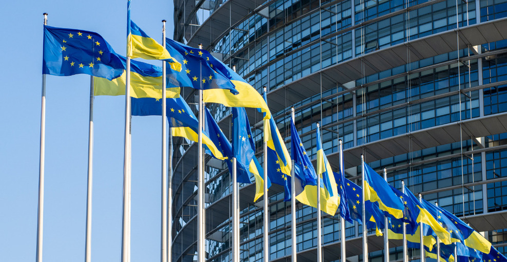 EU-Flaggen und Ukraine-Flaggen wehen vor dem EU-Parlament in Straßburg